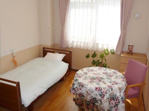「ニチイケアセンター奈良葛城」の居室。ソファーやテーブル、観葉植物を設置したり、豊かな居室を演出できる。