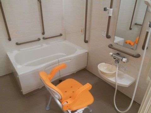 「ニチイケアセンター奈良葛城」の浴室。浴槽を低く施し、入居者様が滑らないよう介助手すりを設けている。