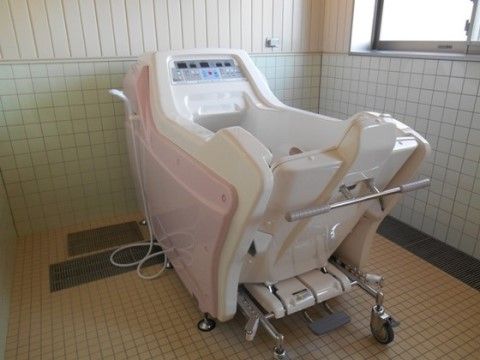 「ニチイケアセンター奈良葛城」の機械浴室。重介護度の方も安全に安心して任せられ浴槽を設備している。