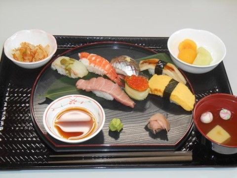 「ニチイケアセンター奈良葛城」のお食事。海の幸を贅沢にいただけるお寿司セット。