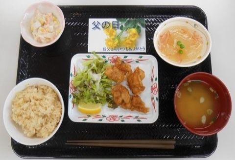 「ニチイケアセンター奈良葛城」のお食事。風を引いた際にも、介護食、医療食の回復のお食事も用意している。