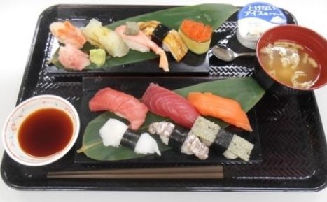 「ニチイケアセンター奈良葛城」のお食事。お寿司好きな人には嬉しい盛り合わせのメニューである。
