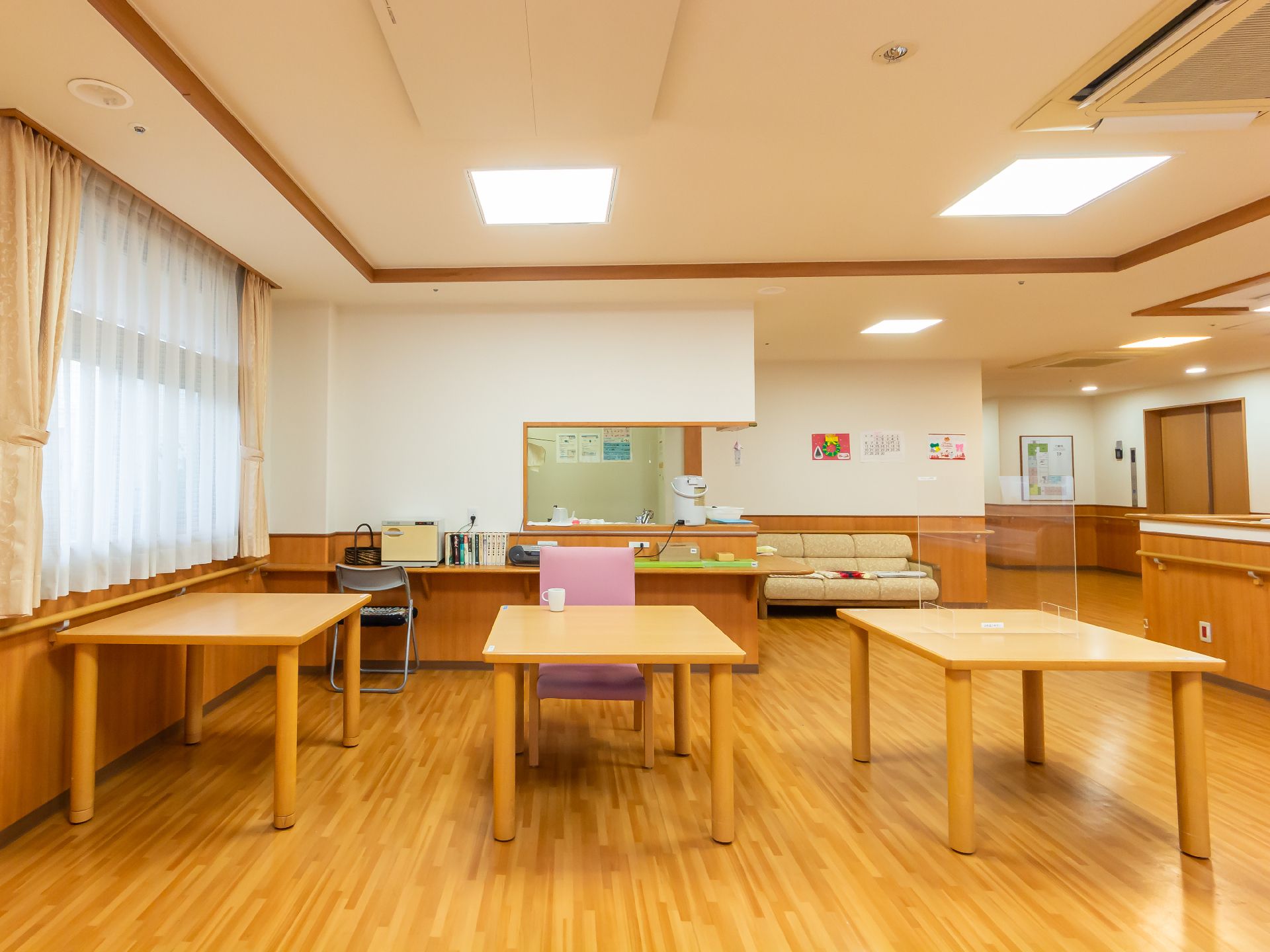 小さなテーブルと椅子が置かれている食堂