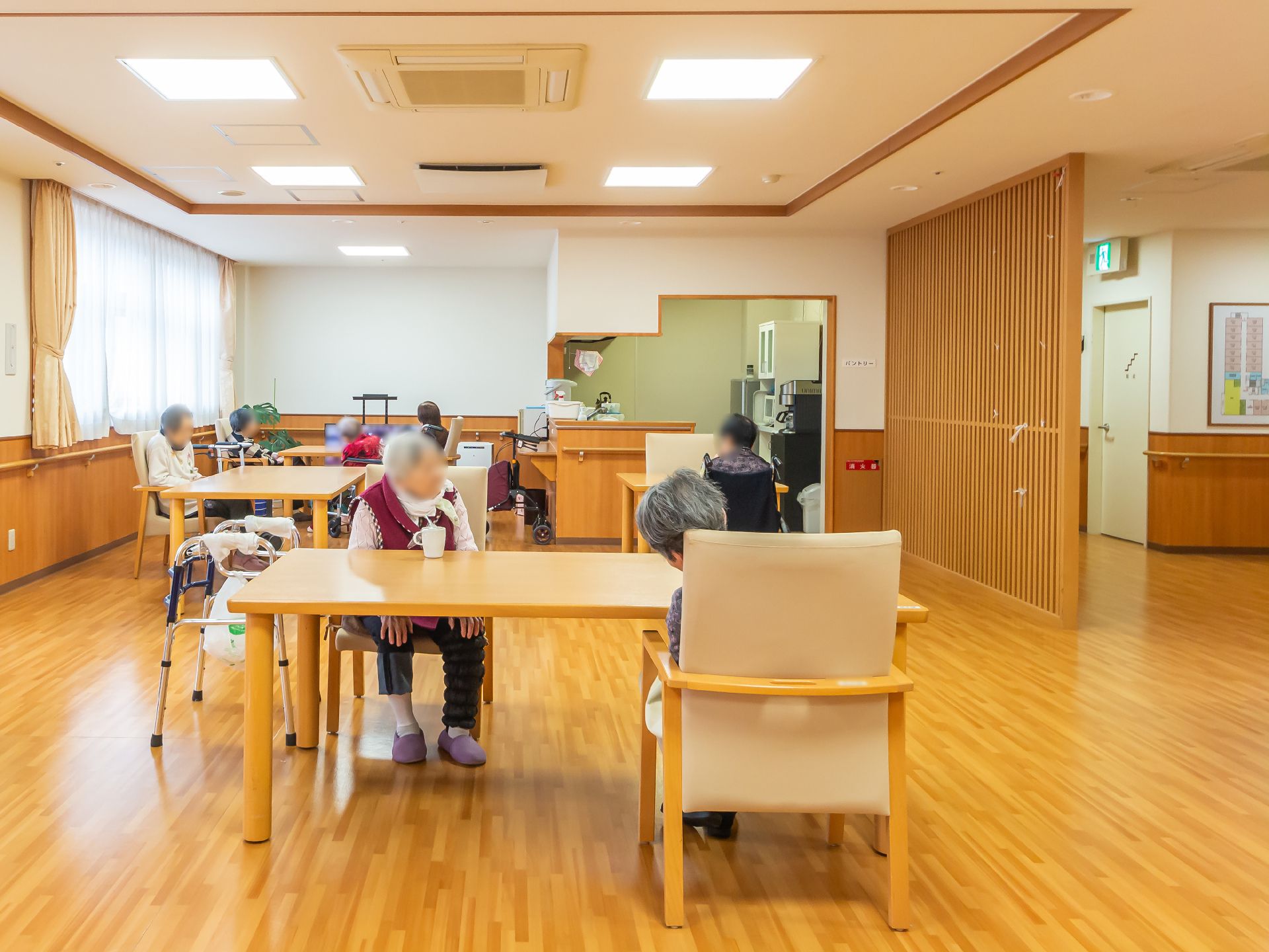 入居者が座っている様子の食堂