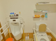 清潔で機能的なトイレ設備のある部屋