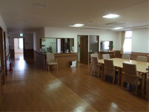 「ニチイケアセンター周南久米」のダイニング。お食事場所として、入居者様が集い和気藹々と過ごしている。