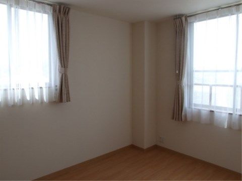 「ニチイケアセンター周南久米」の居室。お部屋の広さは18㎡と、1人の居室には十分の広さになっている。