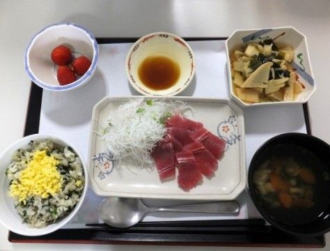 「ニチイケアセンター周南久米」のお食事。前菜等の小物、料理をいただける。