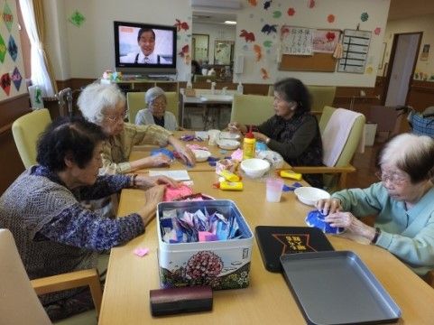 「ニチイケアセンター周南久米」の紫陽花作り。できた紫陽花は、施設に飾り付けを行っている。