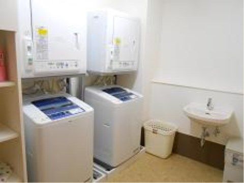 全自動洗濯機の上に乾燥機を設置した仕様で、２台配置されたランドリールーム