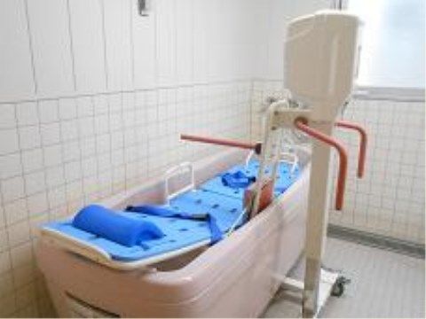 機械浴室に設置された仰臥位での入浴可能な介護入浴機器