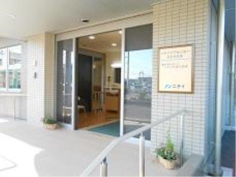 「ニチイケアセンター仙台市名坂」のエントランス。低めの階段と車椅子対応型のスロープが用意されている。