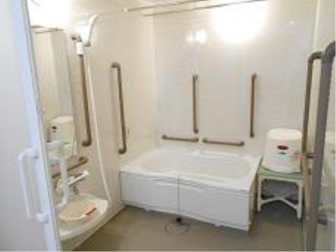 「ニチイケアセンター仙台市名坂」の一般浴室。個浴で、自分だけのバスタイムを味わって疲れを癒やす。