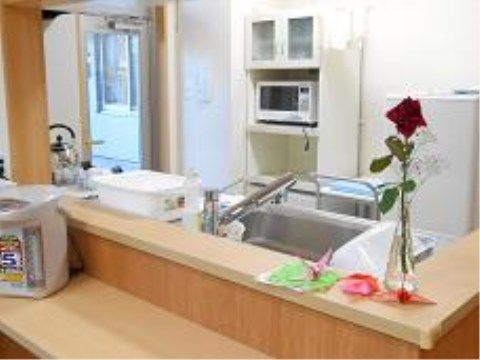 「ニチイケアセンター仙台市名坂」の共用キッチン。お料理好きな方は、調味料や食器が揃っており、食材を買い出しに行って作ることができる。