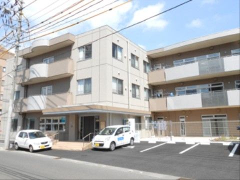 「ニチイケアセンター仙台市名坂」の外観。送迎車両を完備し、送り迎えもできる。