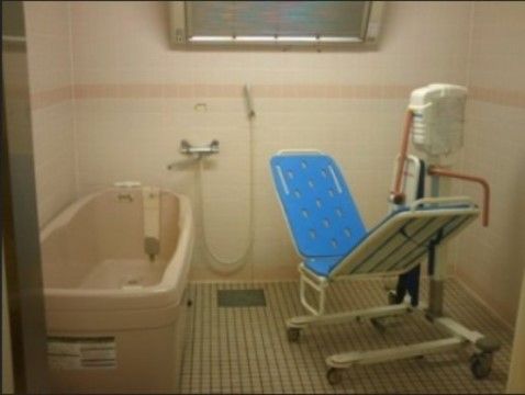 「ニチイケアセンター仙台市名坂」の機械浴室。入浴後は水回りの汚れを防ぐため、換気窓を開けて湿気をなくしている。
