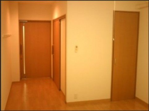 「ニチイケアセンター仙台市名坂」の居室。収納スペースが初めから備え付けられているので、後から揃える必要がない。