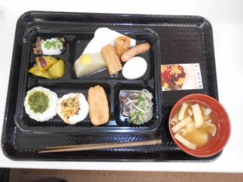 「ニチイケアセンター仙台市名坂」のニチイ祭りのお食事。お食事は普通食だけでなく、イベント食も用意されている。