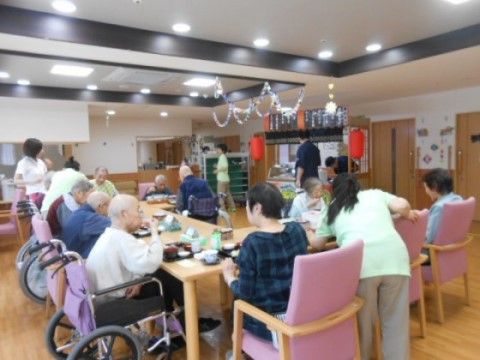 「ニチイケアセンター仙台市名坂」のエンターテイメントキャラバン。様々なエンターテイメントをスタッフ等で準備をし、楽しんでもらっている。