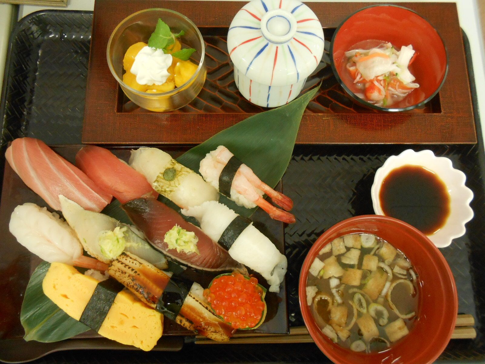 握り寿司と茶碗蒸し、味噌汁とフルーツのデザートが付いたセット