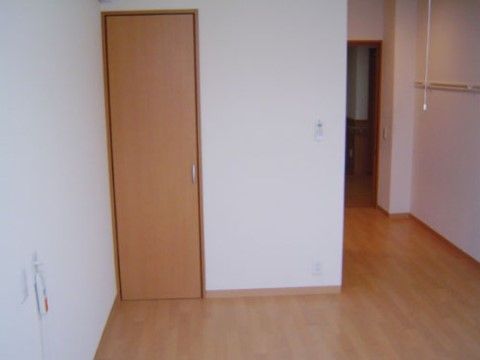 ニチイケアセンター仙台松森の居室。収納もついた居室では毎日をご自宅のように快適な環境でお過ごしいただけます。