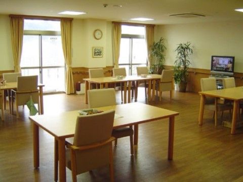 ニチイケアセンター仙台松森のダイニング。車いすのままお使いいただけるテーブルセットやフローリング仕様となっています。