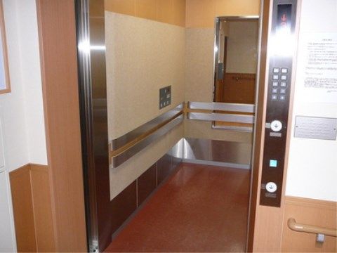 ニチイケアセンター仙台松森のエレベーター。車いすでの入室ができる大きなエレベーターがございます。室内には手すりも完備してございます。