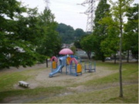 ニチイケアセンター仙台松森の周辺環境。ホーム周辺は開けた野原が広がっており、開放的で、四季の移ろいを身近に感じていただけます。