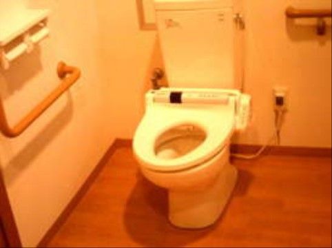ニチイケアセンター仙台松森の居室内トイレ。お一人でのご使用も安心なナースコールを完備しているトイレとなっています。
