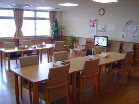 ニチイケアセンター仙台若林のダイニング。明るく大きなダイニングでは日々賑わった、楽しいお食事風景となっております。