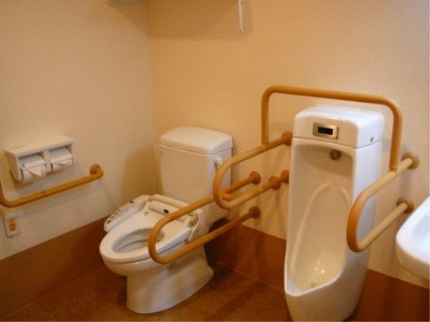 ニチイケアセンター仙台若林の共用トイレ。どなた様でもお使いいただけるトイレです。広く清潔なトイレとなっております。