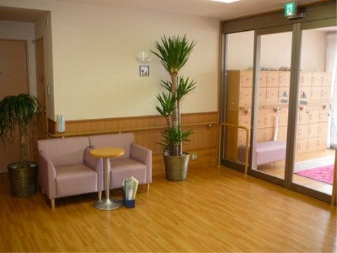 ニチイケアセンター仙台若林のエントランス。お待合や、お散歩のご休憩、またご歓談もしていただけるソファーセット完備の空間となっています。