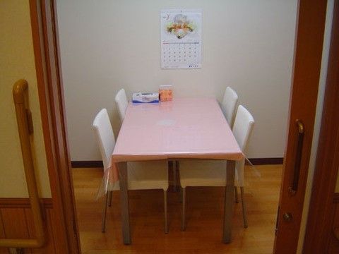 ニチイケアセンター仙台若林の相談室。入居希望の方々へ施設説明・案内をする際に使用するお部屋です。