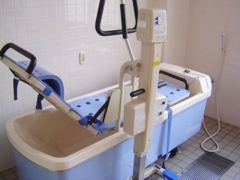 ニチイケアセンター仙台若林の機械浴室。充実した介助器具、熟練の職員スタッフがサポートしての快適なご入浴が行えます。