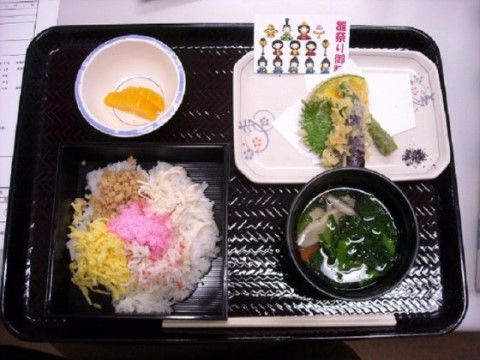 ニチイケアセンター仙台若林のお雛様御膳。季節に沿ったお食事を提供しております。日々をより楽しくお送りいただけます。