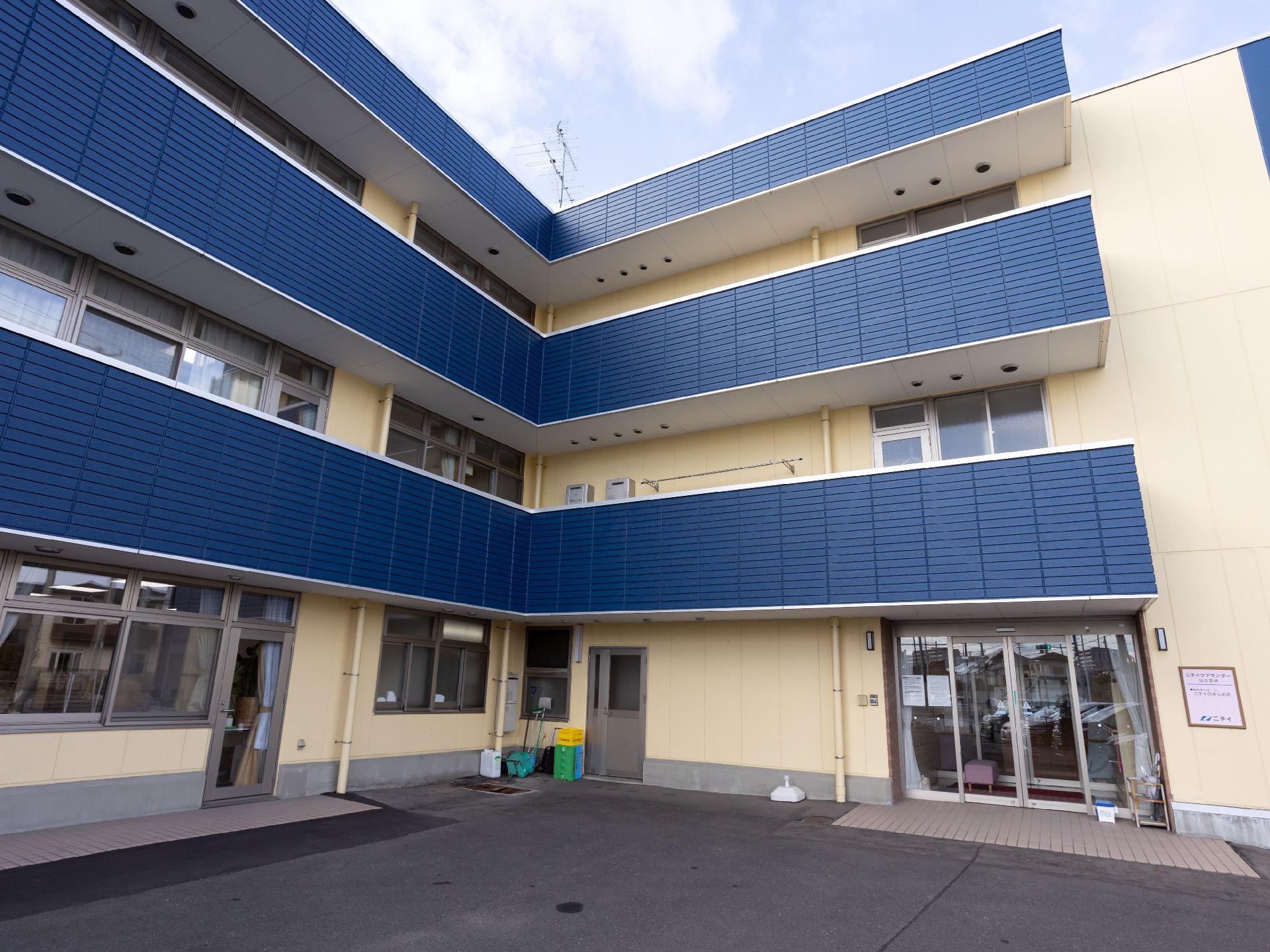 3階建ての介護付き有料老人ホーム