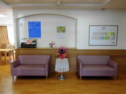 ニチイケアセンター徳力のダイニング。ダイニングのコーナースペースにはお食事後を楽しめるソファーセットがご用意されております。