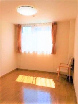 ニチイケアセンター徳力の居室。完全個室制となっている居室では毎日を有意義にお過ごしいただけます。