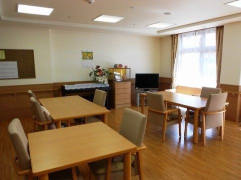 ニチイケアセンター徳力のダイニング。毎日多くの入居者様で大いに賑わう、楽しいお食事風景となっております。