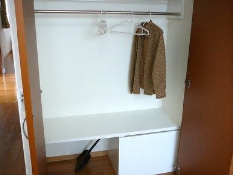 ニチイケアセンター徳力の居室内収納。お洋服や小物類を収納していただける設備がございます。紛失の防止にもなりますので是非ご活用ください。