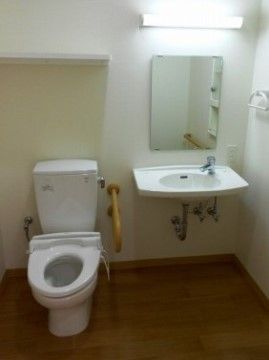 ニチイケアセンター徳力の居室内トイレ。居室内に設けられた個人専用のトイレとなっております。