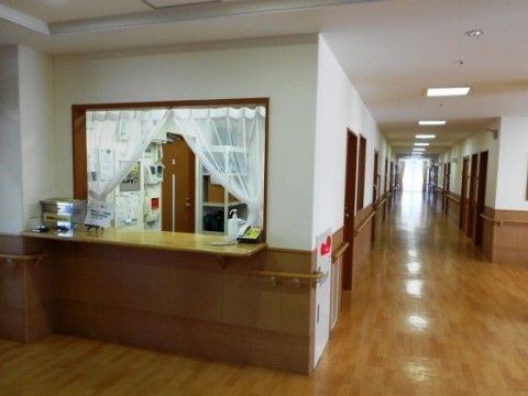 ニチイケアセンター徳力の廊下。車いす同士でのすれ違いも安心していただける広々とした通路幅の廊下。
