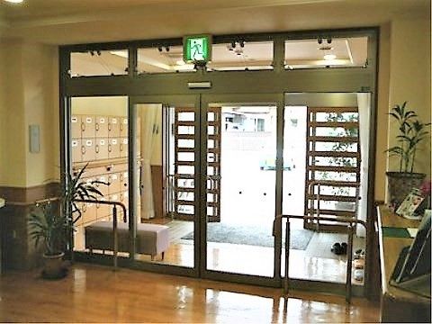 ニチイケアセンター徳力のエントランス。明るく清潔感のあるエントランスではご面会のお待合いや友人とのご歓談、お散歩の休憩など、様々な使い方をしていただけます。