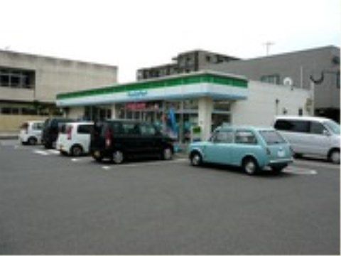 ニチイケアセンター徳力の周辺環境。広い駐車場を完備したコンビニがございます。お車でのお立ち寄りができます。