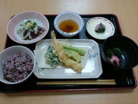 ニチイケアセンター徳力の食事。旬で新鮮な食材を使用したお食事を毎日作りたてでご提供しております。