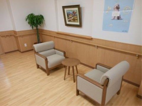 ニチイケアセンター熊本飽田東のエントランス・ロビー。テーブルセットのご用意がございます。ご面会、ご歓談、お散歩のご休憩など多目的にご利用できます。