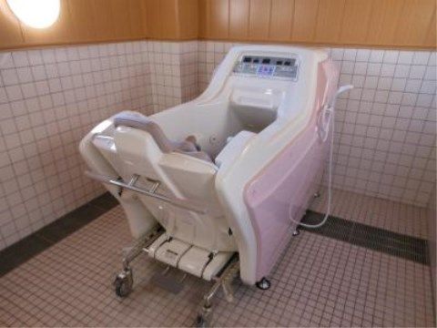 ニチイケアセンター熊本飽田東の機械浴室。ご負担少ない、快適なご入浴をしていただける環境を揃えております。