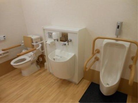 ニチイケアセンター熊本飽田東の共用トイレ。共用部に設けられたトイレは広々とし、いつも清潔な環境となっております。