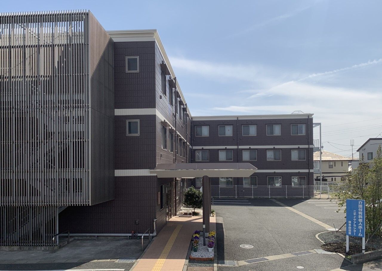 ニチイケアセンター熊本飽田東の外観。清潔感のある白い外壁が特徴の施設外観となっております。駐車場のご用意もございます。