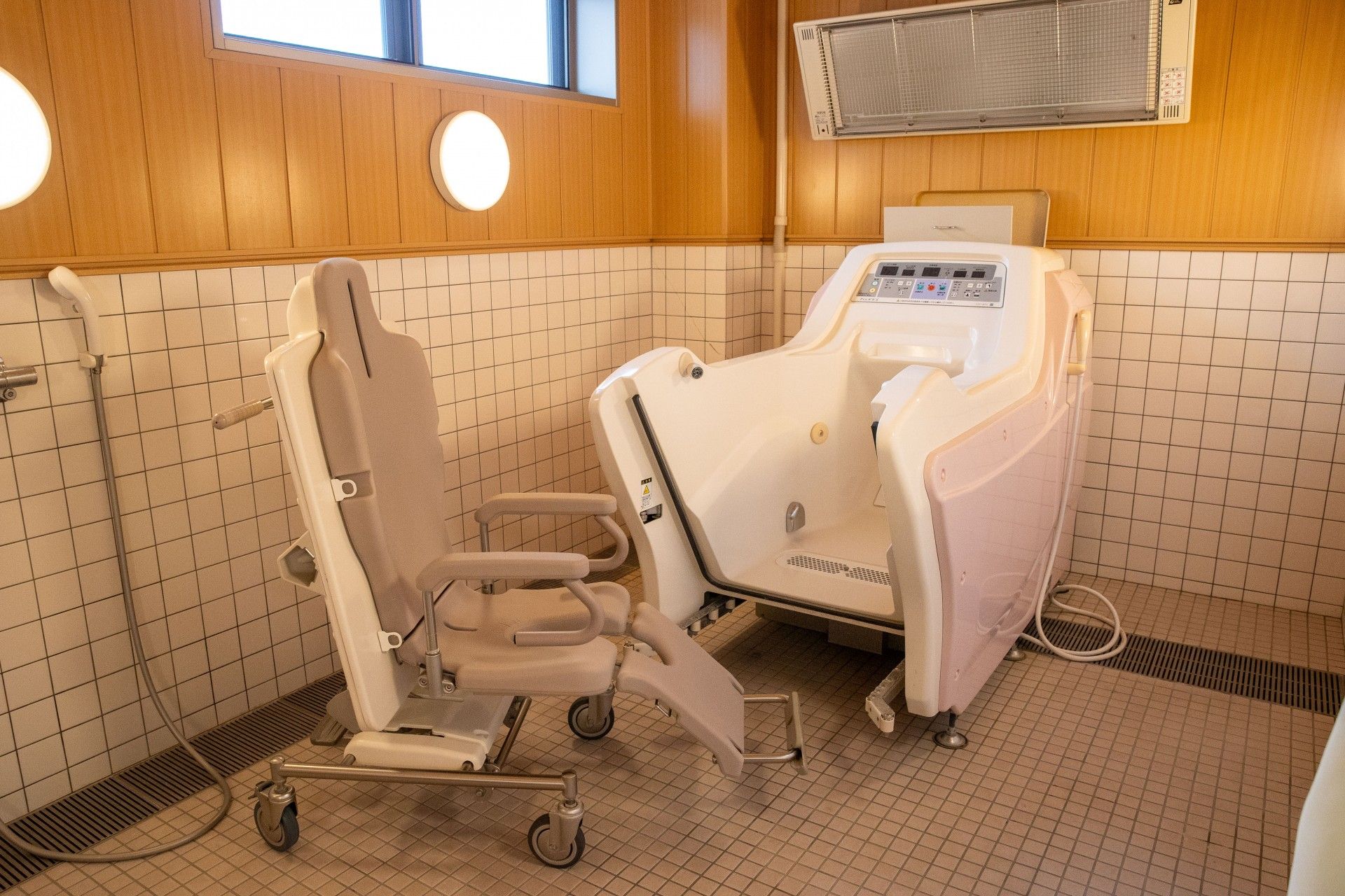 ニチイケアセンター熊本飽田東の臨床美術。日々のレクリエーションには音楽や芸術鑑賞を行うものがございます。